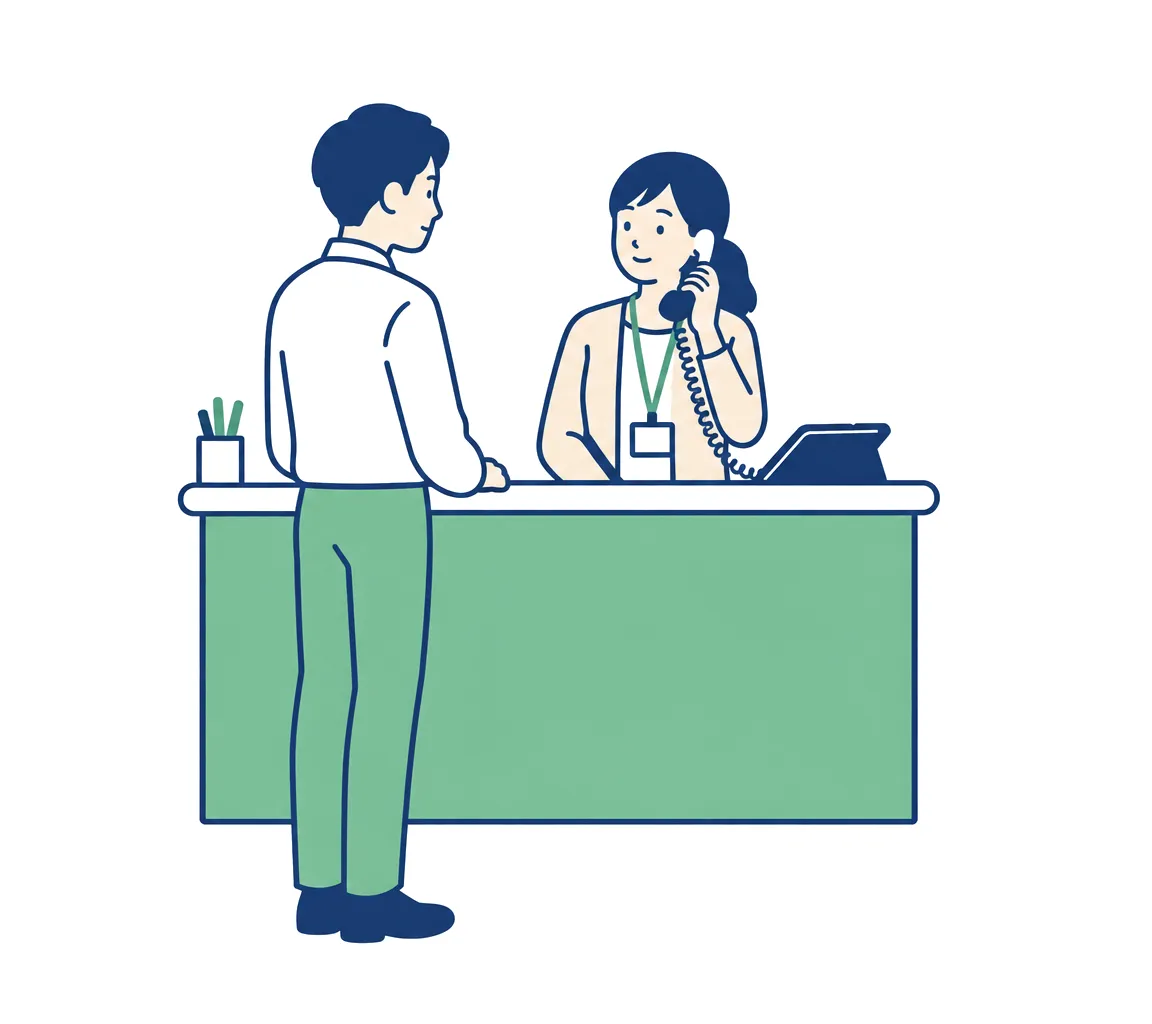 窓口の担当者が社員の質問を受け、担当の部署に電話でつないでいる